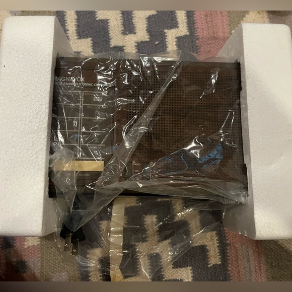 Vintage Magnavox AM/ FM Radio Alarm Clock - Picture 7 of 9